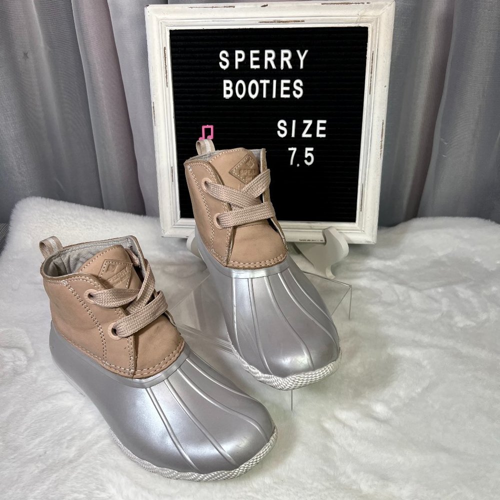 Pink & Silver Sperry 🌨 Saltwater 2-Eye Boot, 7.5